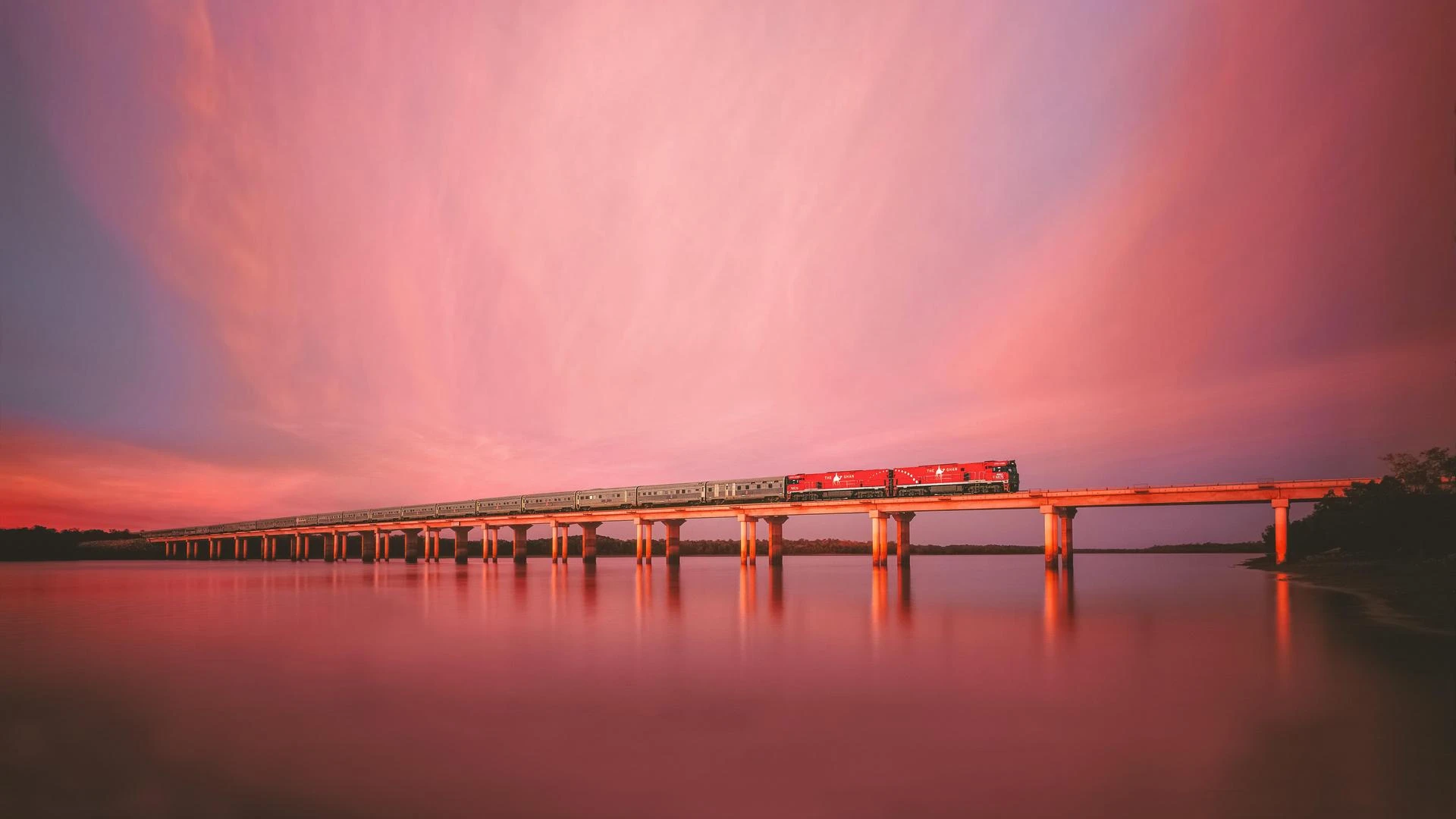 The Ghan traversant la rivière Elizabeth dans le Territoire du Nord