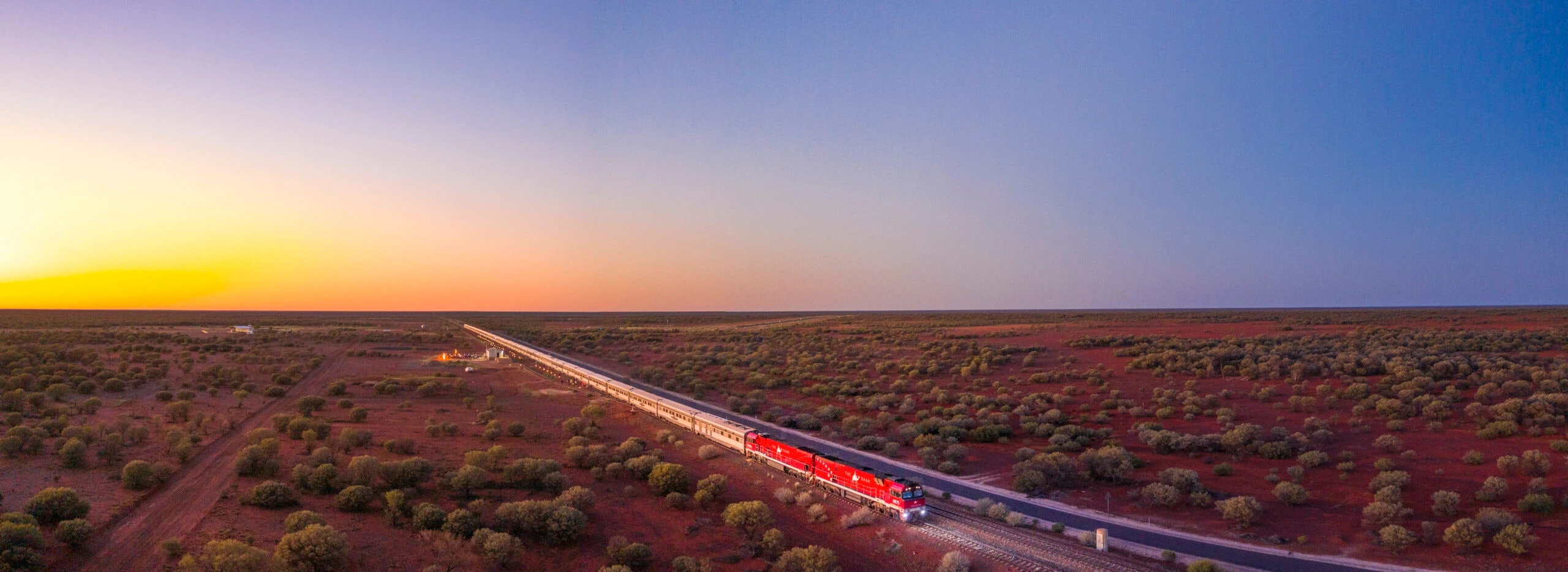 The Ghan traversant la plaine aride de Marla, Australie du Sud