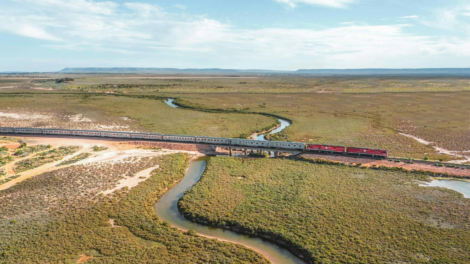 The Ghan traversant les Flinders Ranges en Australie du Sud — paysage de roches rouges