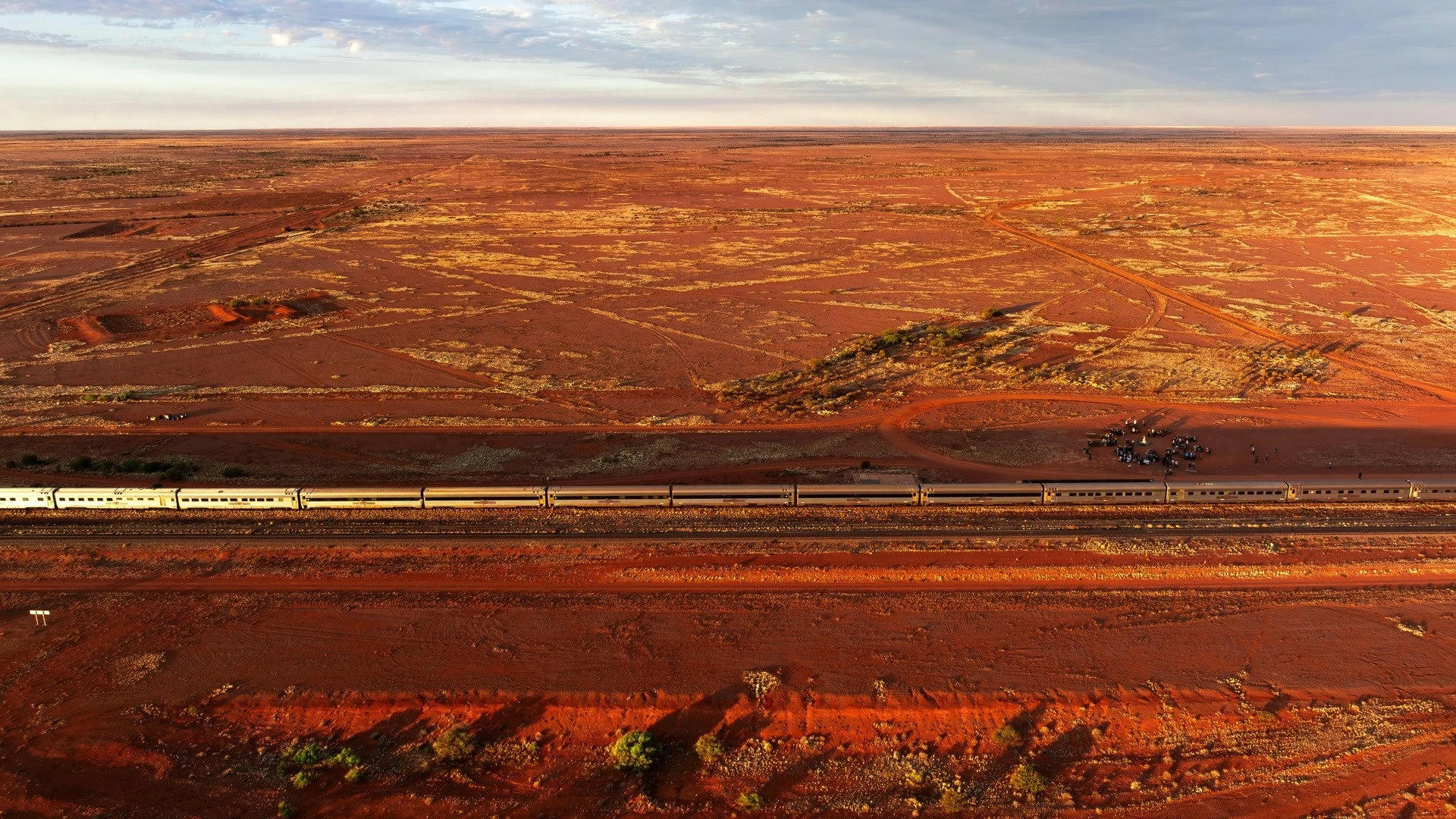 Vue aérienne de The Ghan traversant l'outback australien — image drone