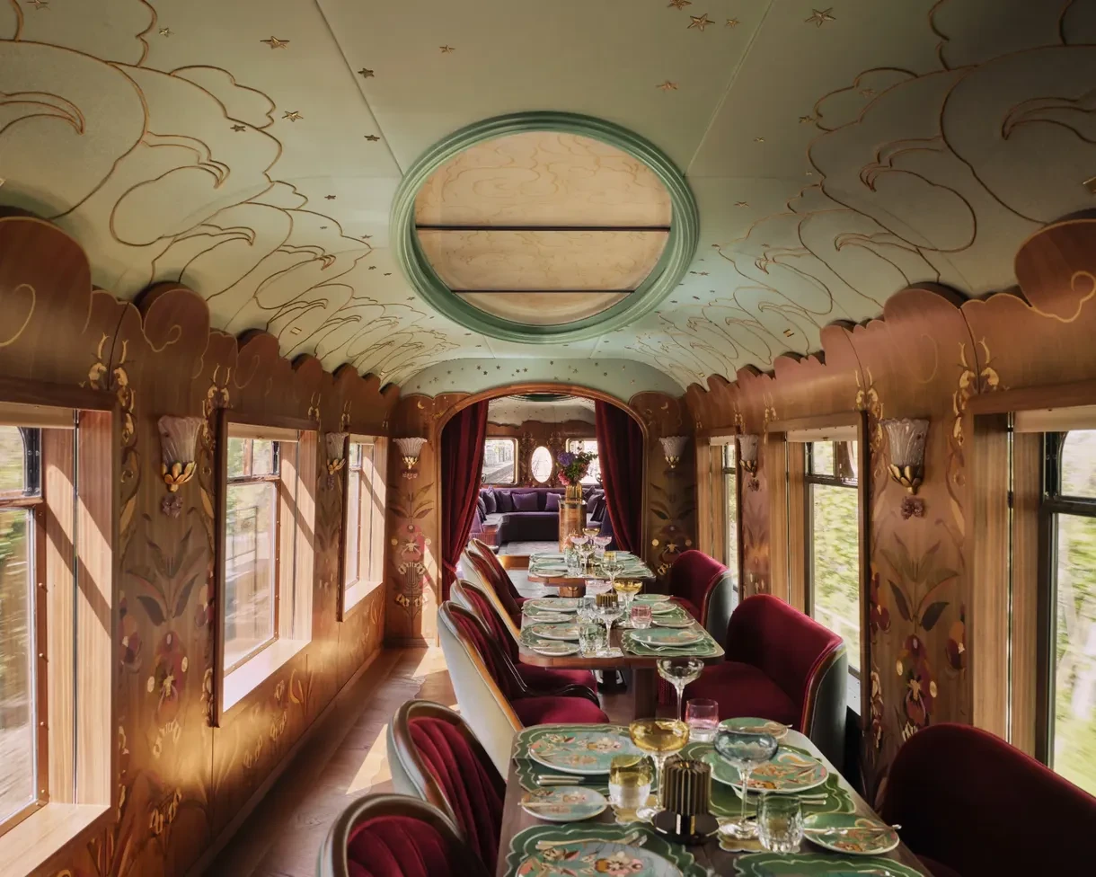 Table de dîner dressée dans la voiture Celia du British Pullman — repas gastronomique privé