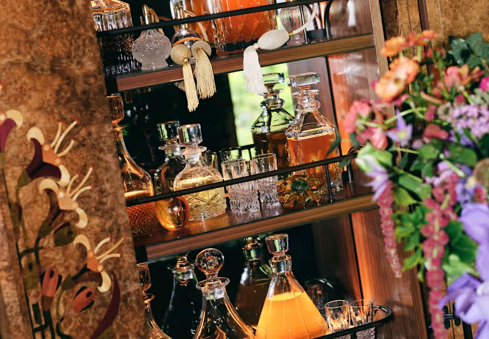 Bar premium et carafes en cristal de la voiture Celia — British Pullman Belmond