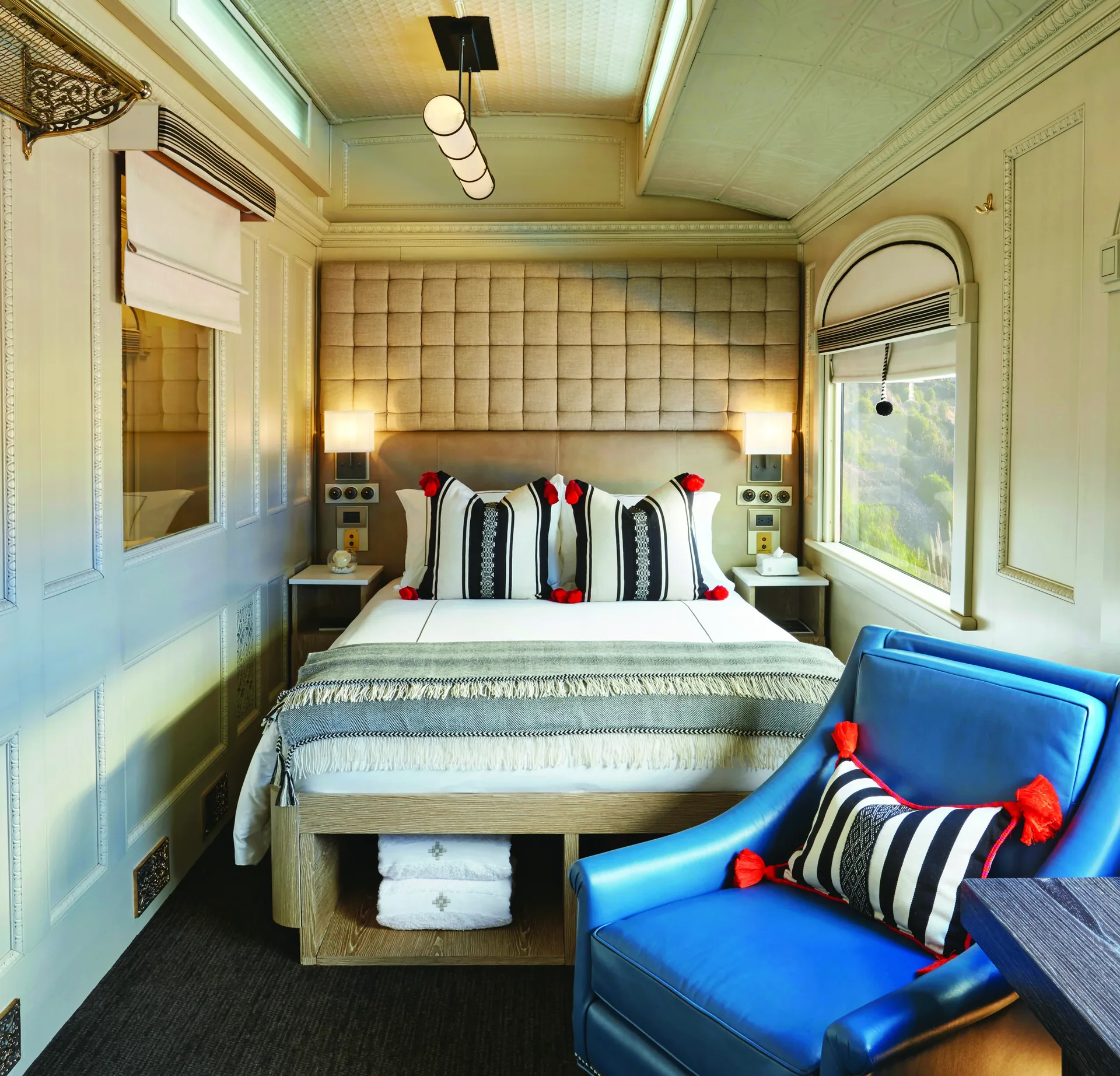 Cabine double du Belmond Andean Explorer — lit, coussins tisses péruviens, salle de bains privée