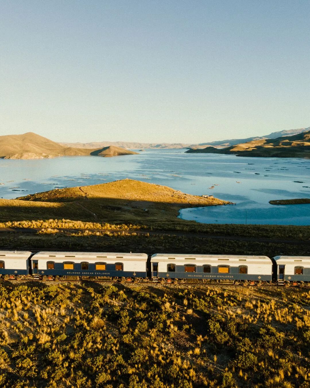 Trains de luxe au Pérou — Belmond Andean Explorer longeant le lac Titicaca au coucher du soleil