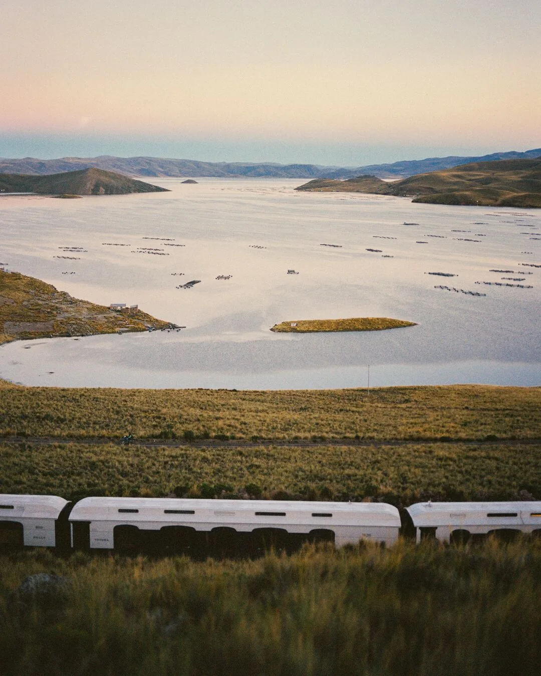 Belmond Andean Explorer traversant l'altiplano péruvien au crépuscule — lac Titicaca, train-hôtel Amérique du Sud