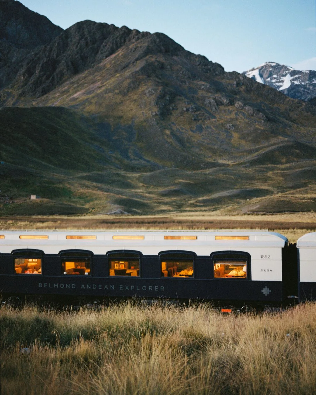 Belmond Andean Explorer de nuit dans la Cordillère des Andes — train de luxe Pérou