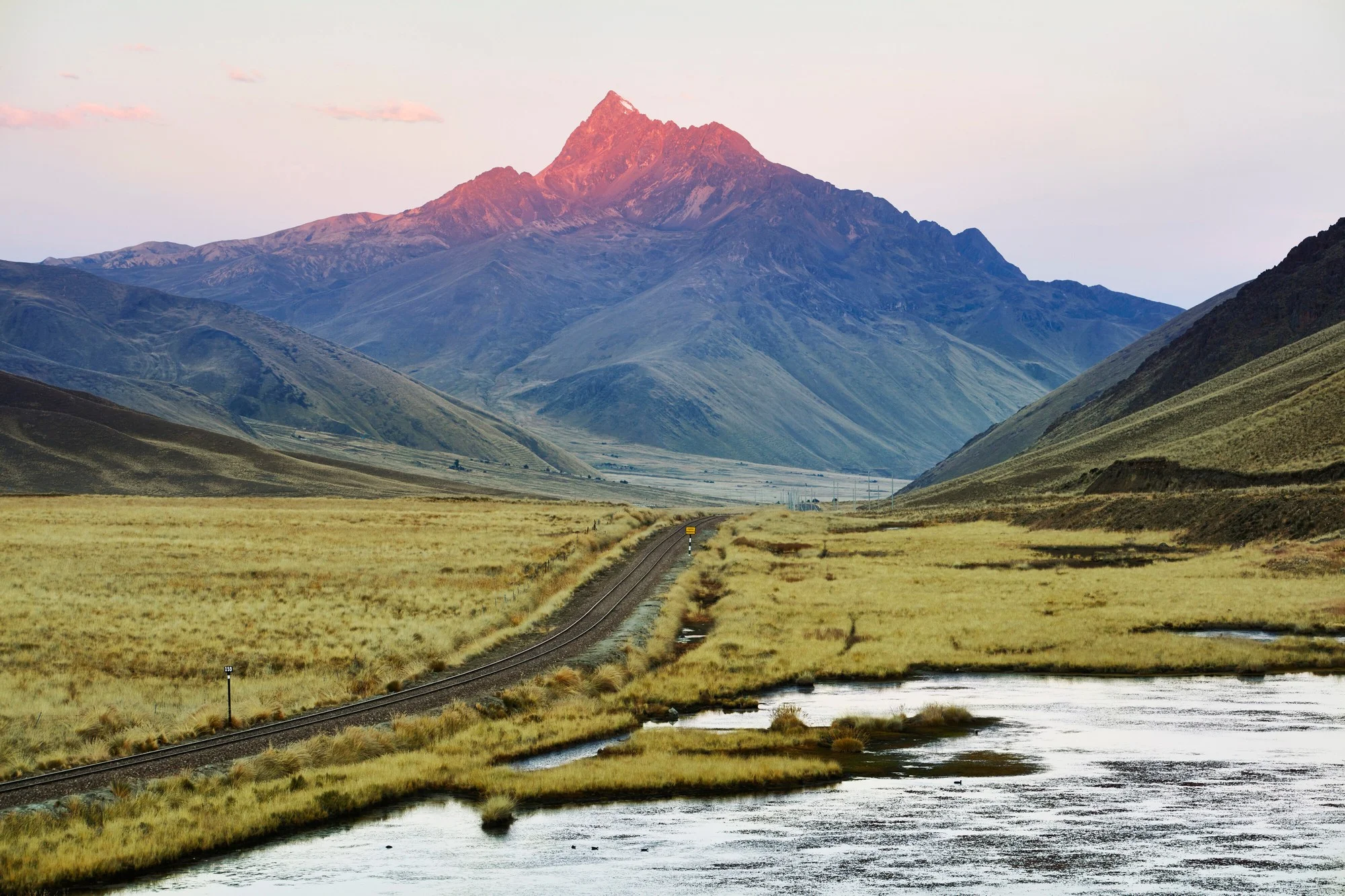 Voie ferrée de l'Andean Explorer sur l'altiplano au lever du soleil — Andes péruviennes