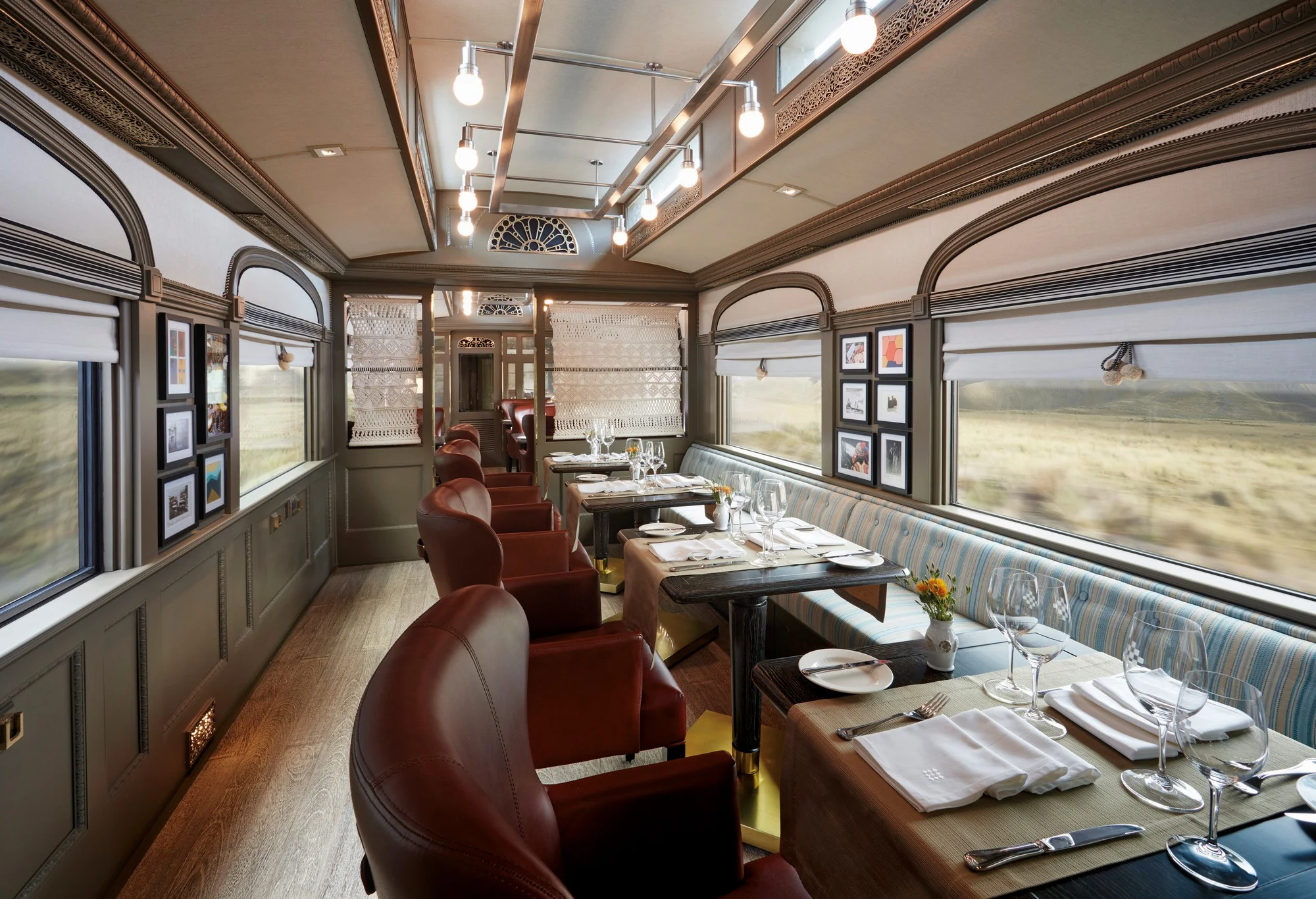 Wagon-restaurant panoramique du Belmond Andean Explorer — fenêtres sur le paysage andin