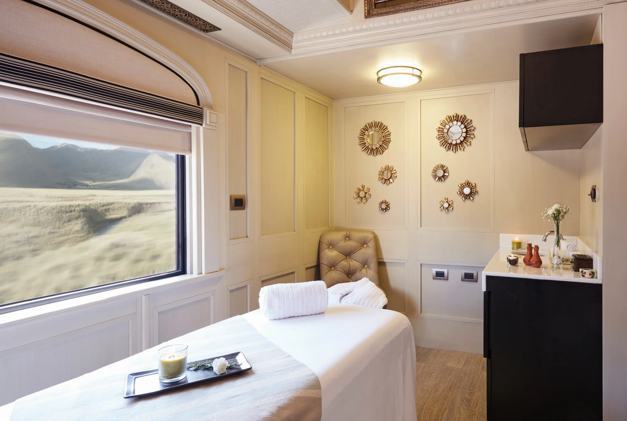 Wagon spa du Belmond Andean Explorer — table de massage avec vue sur la cordillère des Andes