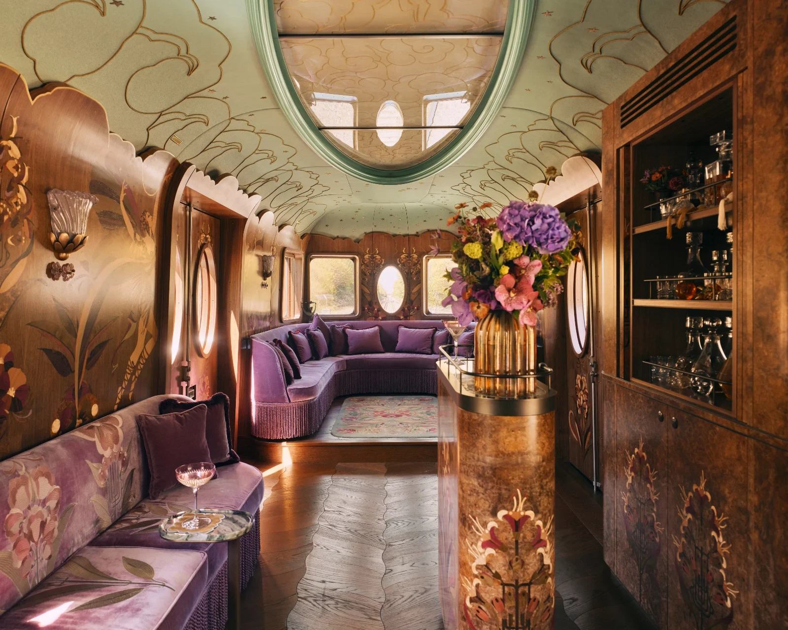 Intérieur de la voiture Celia du British Pullman Belmond — design Baz Luhrmann et Catherine Martin