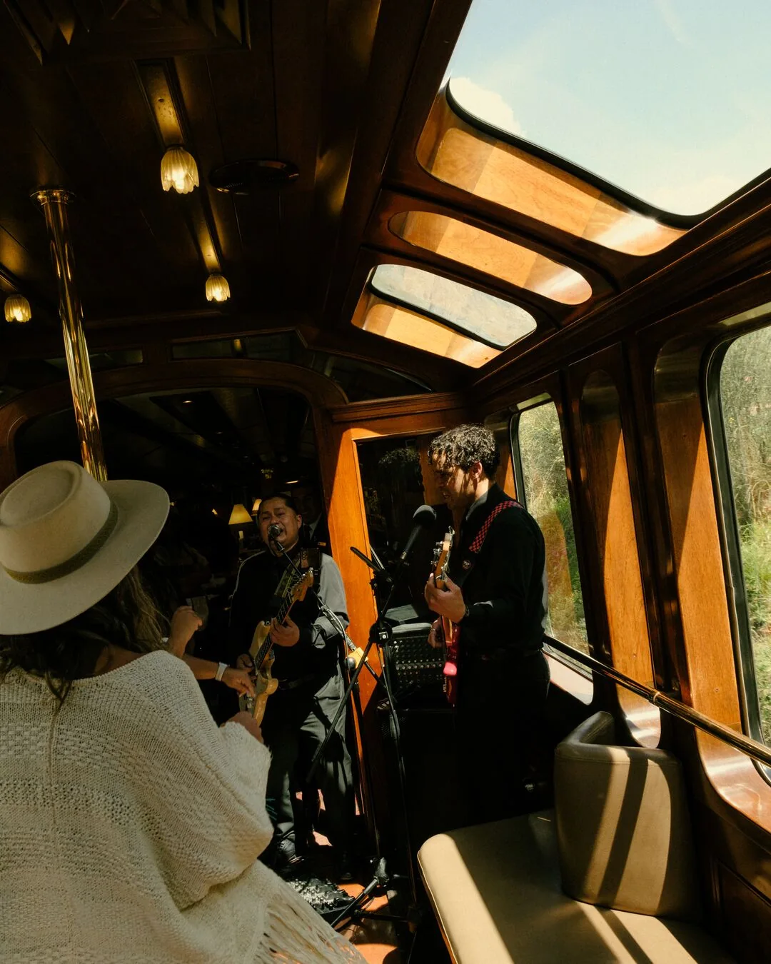 Concert live dans le wagon d'observation du Belmond Hiram Bingham — musiciens, Vallée Sacrée des Incas