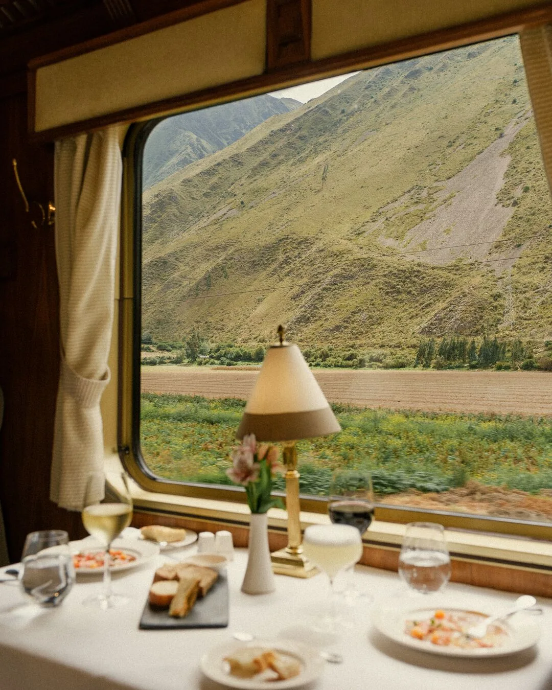Déjeuner gastronomique à bord du Hiram Bingham — Vallée Sacrée des Incas en arrière-plan
