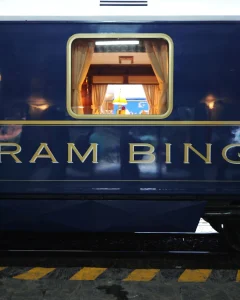Wagon bleu Belmond Hiram Bingham avec logo doré, gare de Cusco, train de luxe péruvien