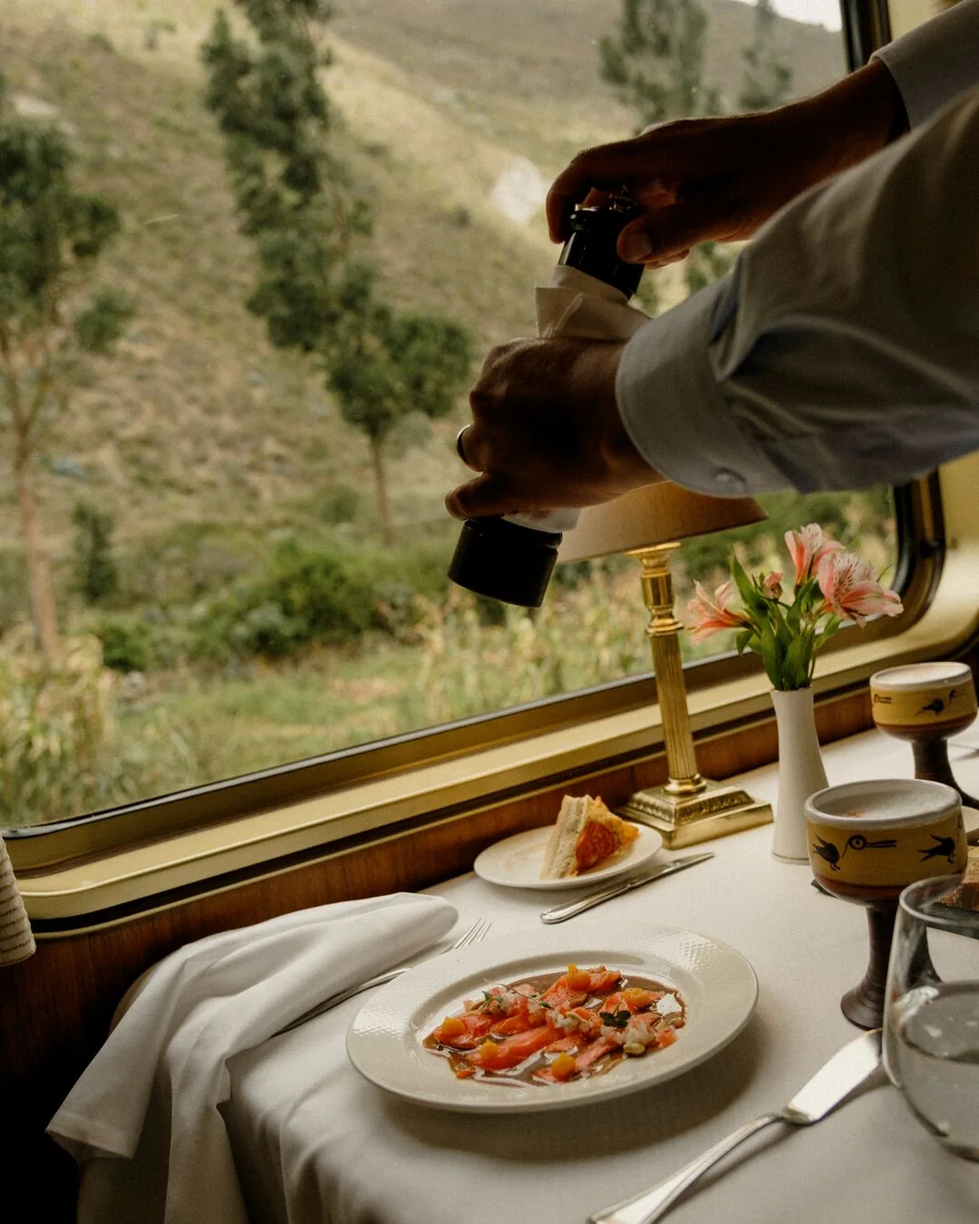 Service gastronomique ceviche et saumon à bord du Belmond Hiram Bingham — cuisine péruvienne raffinée