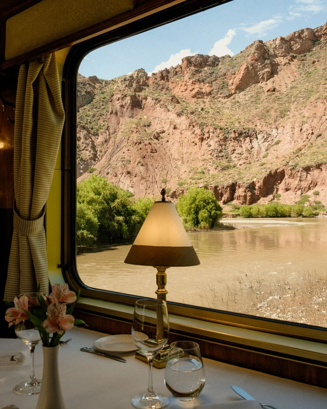 Table dressée dans le wagon-restaurant du Hiram Bingham — rivière Urubamba et falaises rouges, Vallée Sacrée