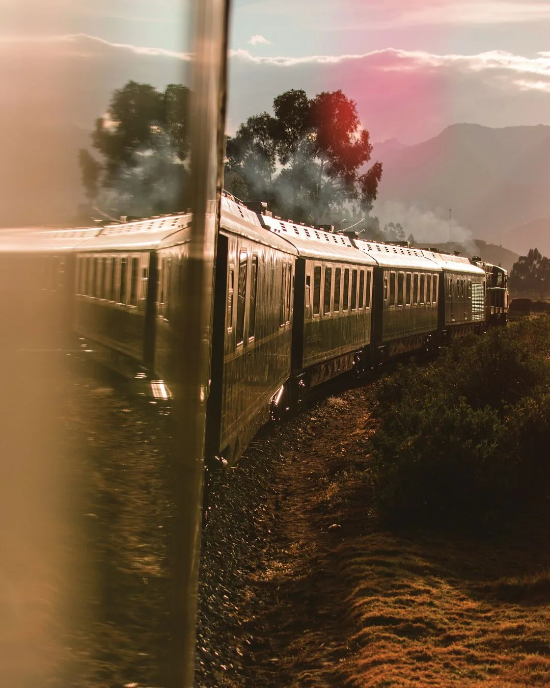 Belmond Hiram Bingham en courbe dans la vallée andine au coucher du soleil — trajet Cuzco Machu Picchu