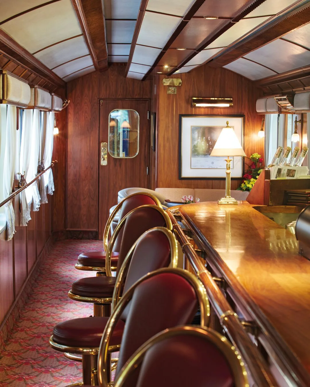 Wagon-bar du Hiram Bingham — comptoir en bois, sièges rouge bordeaux, ambiance rétro-chic