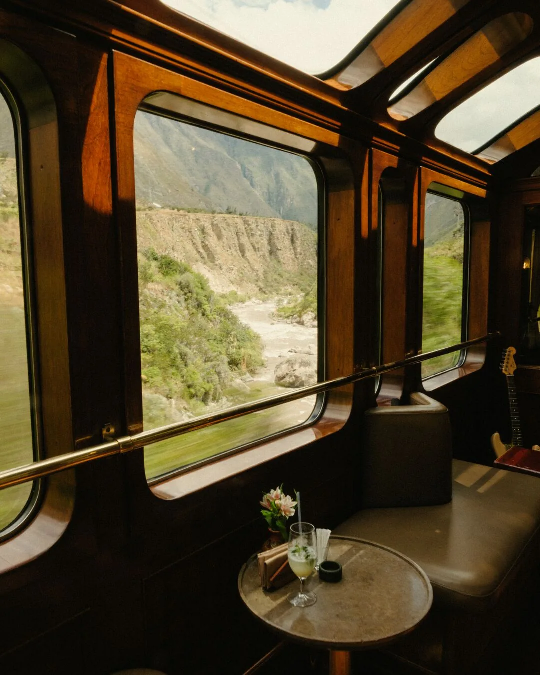 Wagon d'observation du Hiram Bingham — rivière Urubamba et végétation tropicale, trajet Machu Picchu
