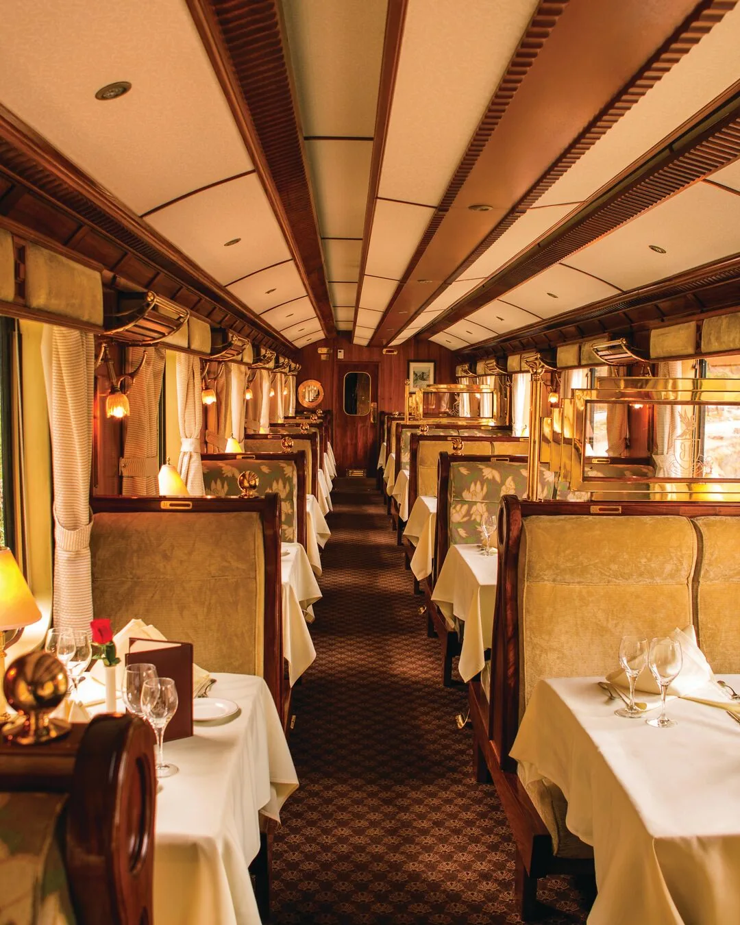 Wagon-restaurant panoramique du Belmond Hiram Bingham — boiseries, tables blanches, Vallée Sacrée des Incas