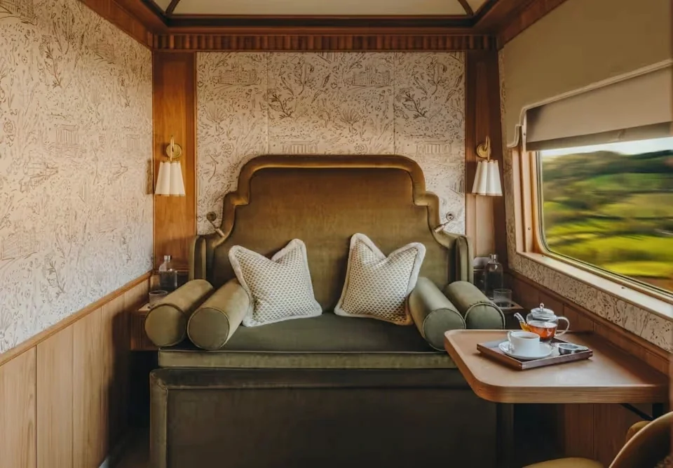 Salon de cabine double Britannic Explorer Belmond avec canapé en velours vert