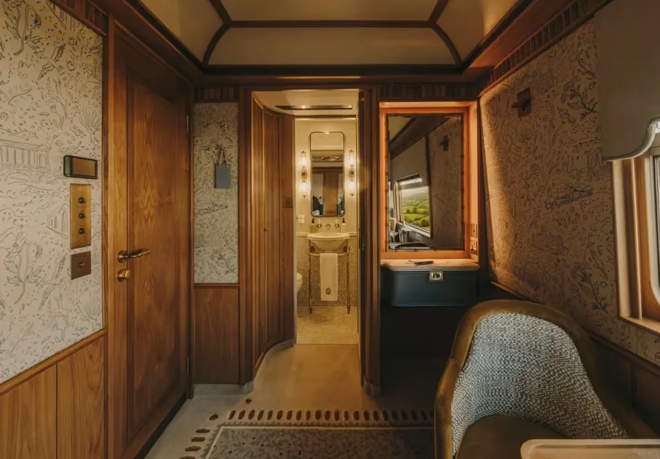 Entrée et coiffeuse de la cabine twin Britannic Explorer avec boiseries foncées