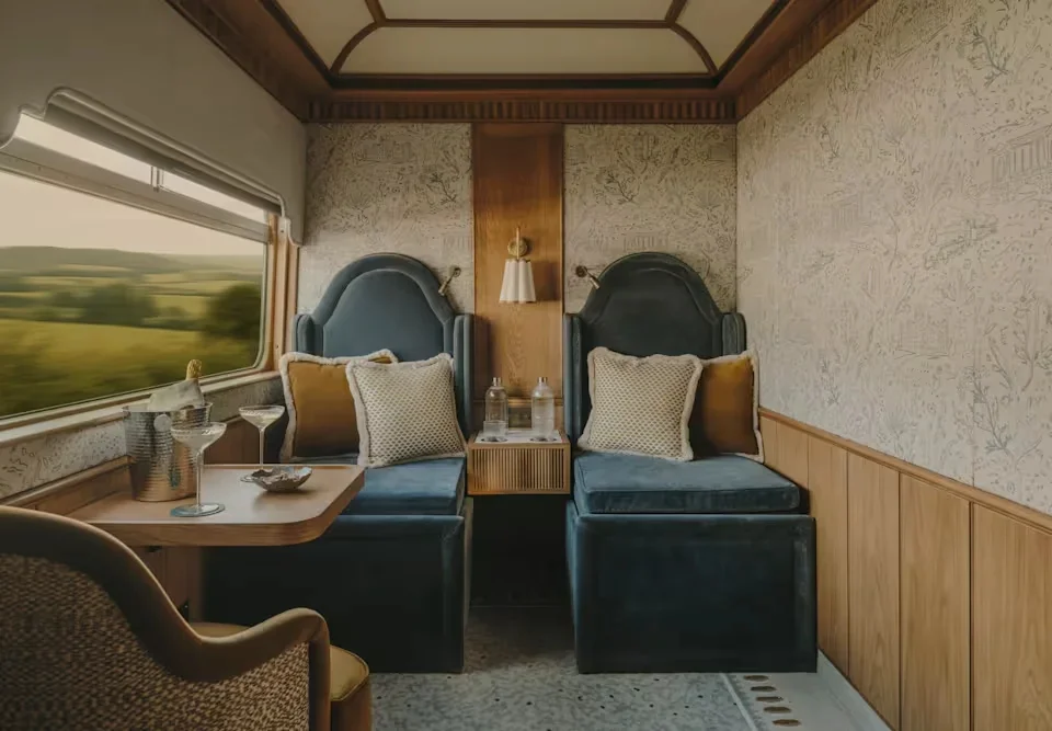 Cabine twin du Britannic Explorer avec fauteuils en velours bleu et cocktails