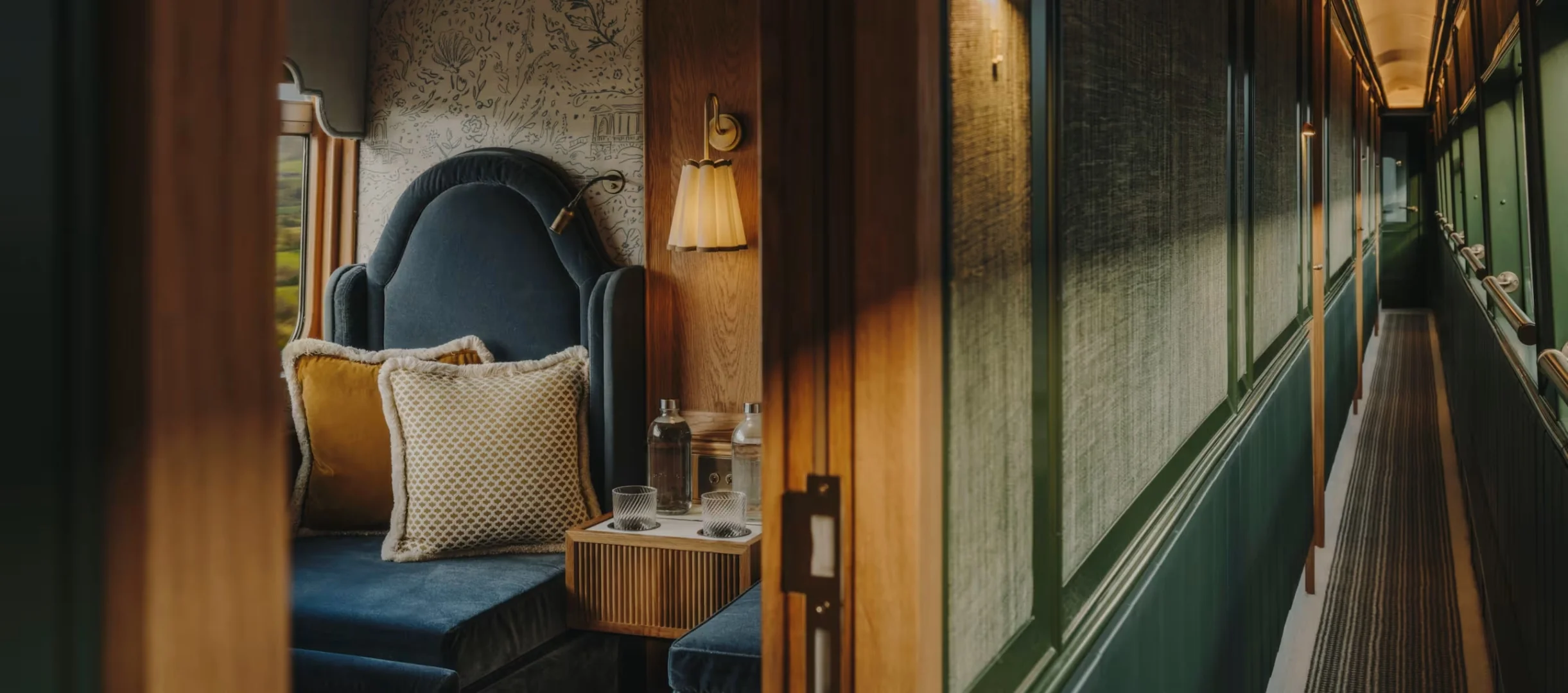 Couloir intérieur du Britannic Explorer Belmond avec lambris verts et moquette rayée