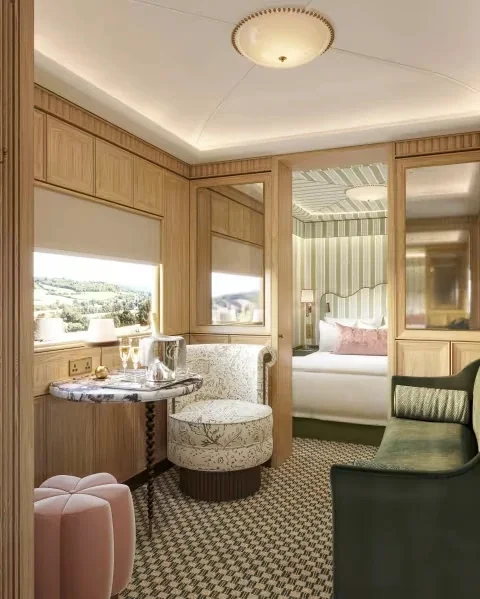 Grand Suite Elder du Britannic Explorer Belmond — salon vert et rose poudré avec champagne