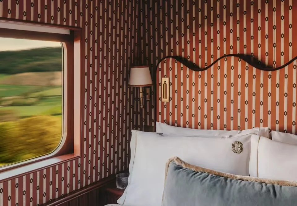 Chambre de la Grand Suite Valerian Britannic Explorer avec papier peint rayé rouge