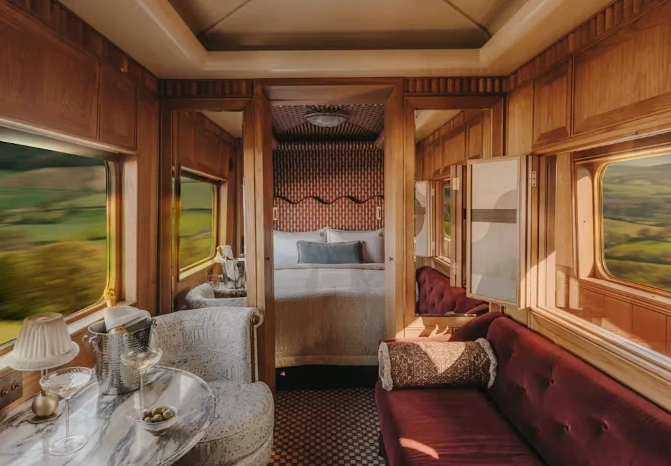 Grand Suite Valerian Britannic Explorer Belmond — salon avec canapé velours rouge