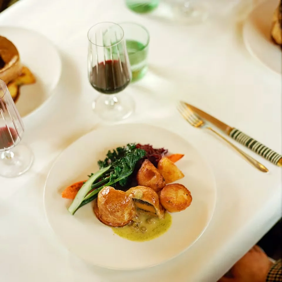 Plat gastronomique signé Simon Rogan dans le wagon-restaurant du Britannic Explorer
