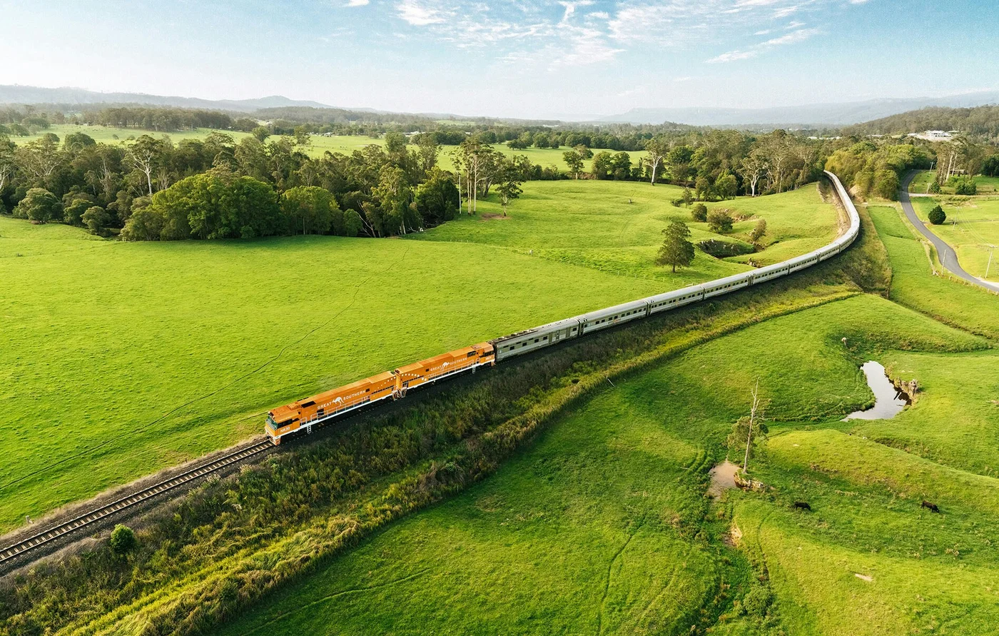 Great Southern vue aérienne traversant la campagne verdoyante australienne — train de luxe côte est