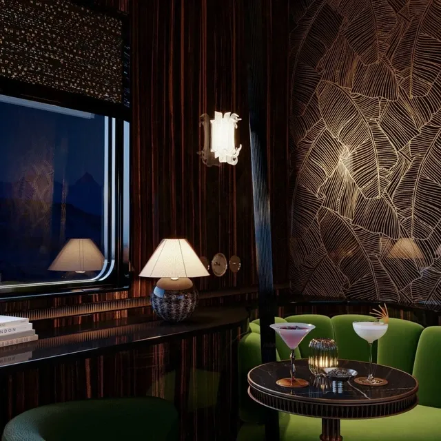 Fenêtre du wagon-bar de l'Orient Express 2027 — paysage européen en mouvement, lumière dorée