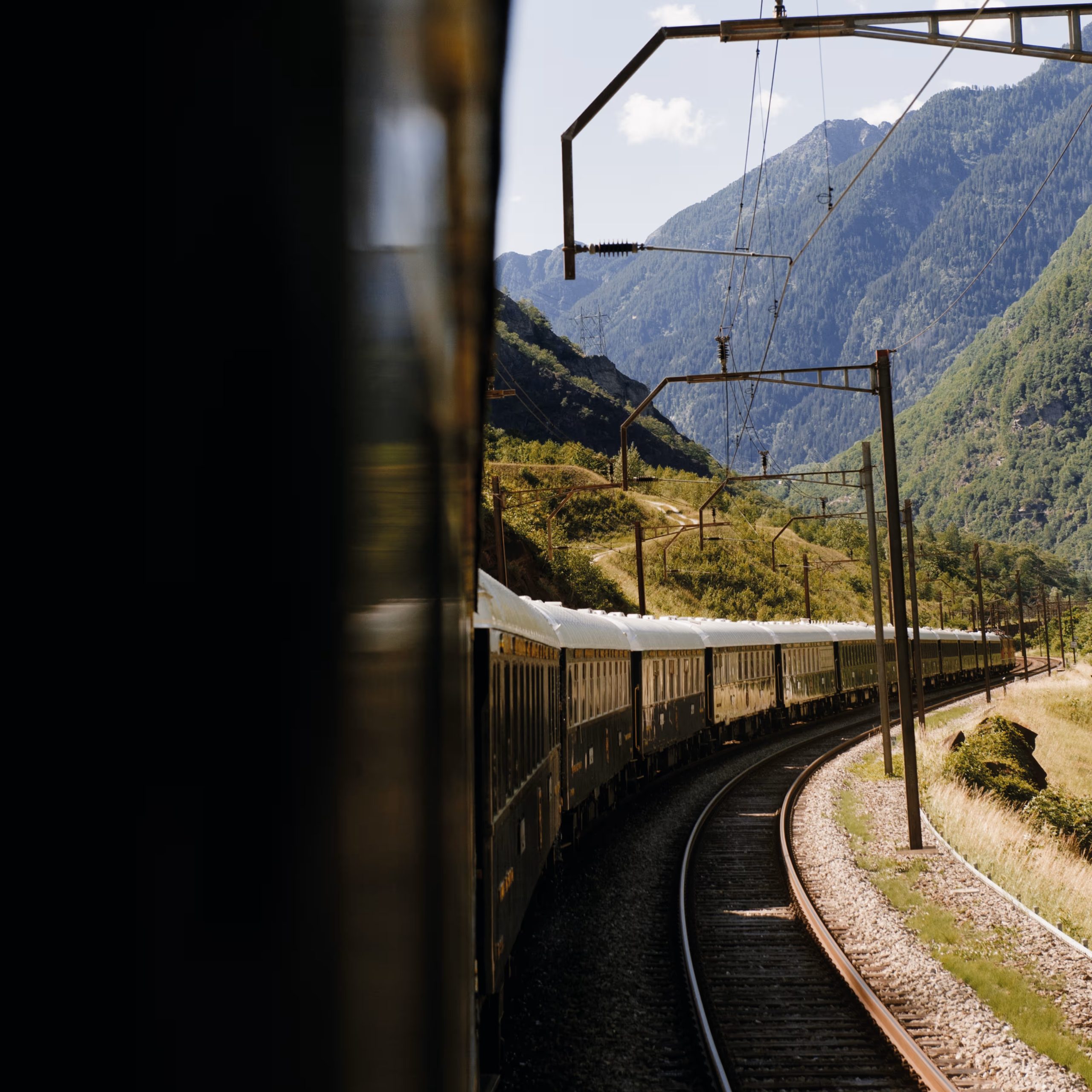 Venice Simplon-Orient-Express traversant un paysage européen — train Orient Express Paris Venise