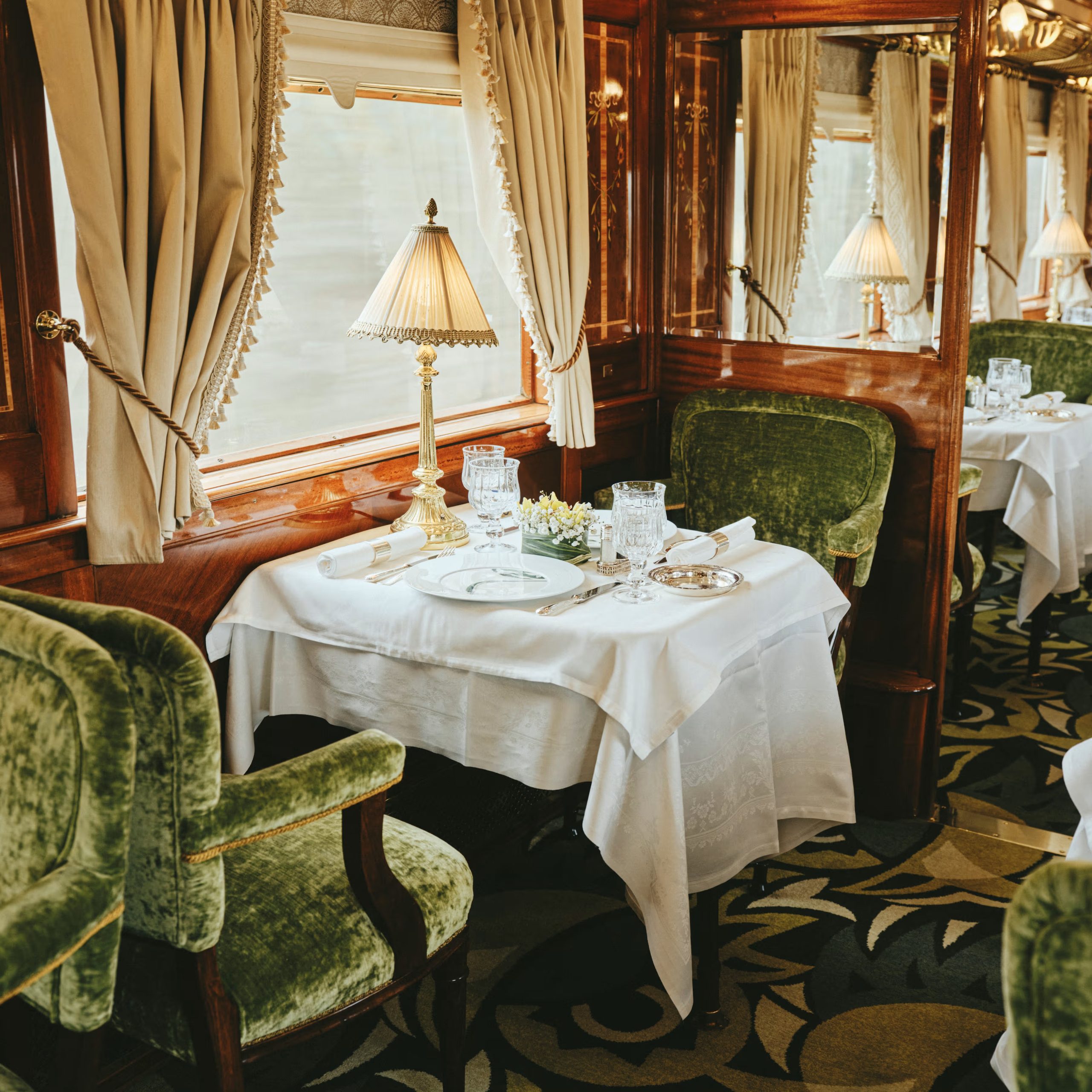 Voiture-restaurant Étoile du Nord du Venice Simplon-Orient-Express — dîner gastronomique Paris Venise