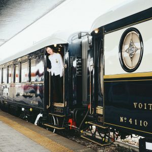 Train de luxe Voiture avec porteur en uniforme blanc, détails dorés et hublot Art Déco