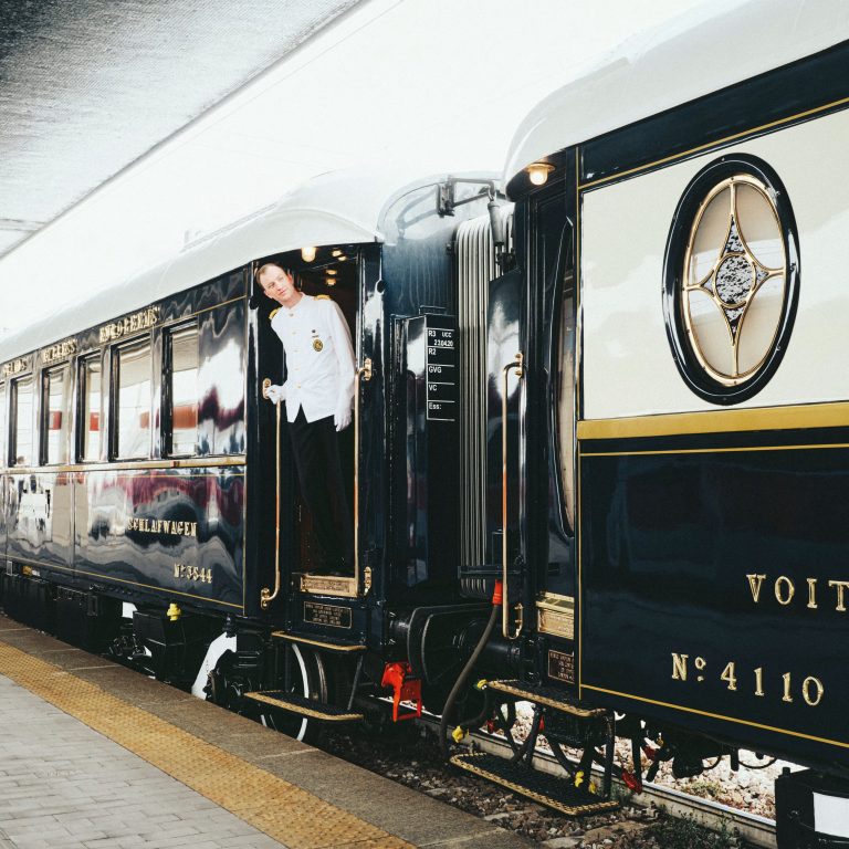 Train de luxe Voiture avec porteur en uniforme blanc, détails dorés et hublot Art Déco