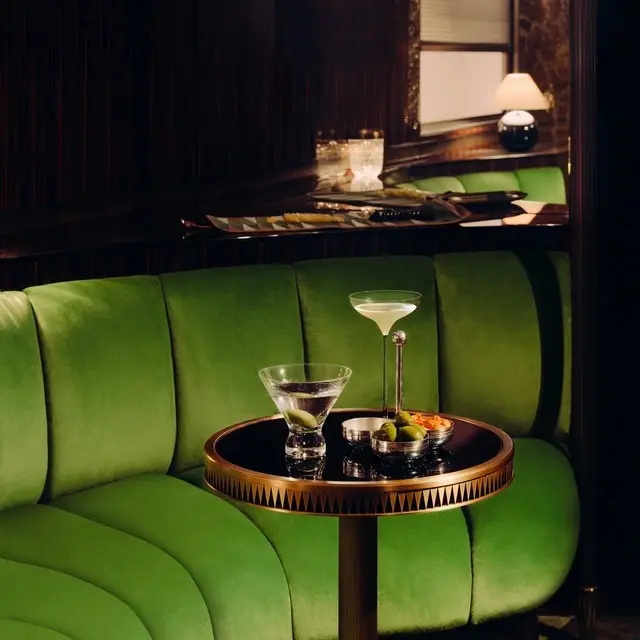 Wagon-bar de l'Orient Express 2027 — coupoles, velours vert, boiseries palissandre