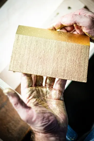 Ateliers d'Offard — fabrication des briques dorées en carton-pierre pour l'Orient Express 2027