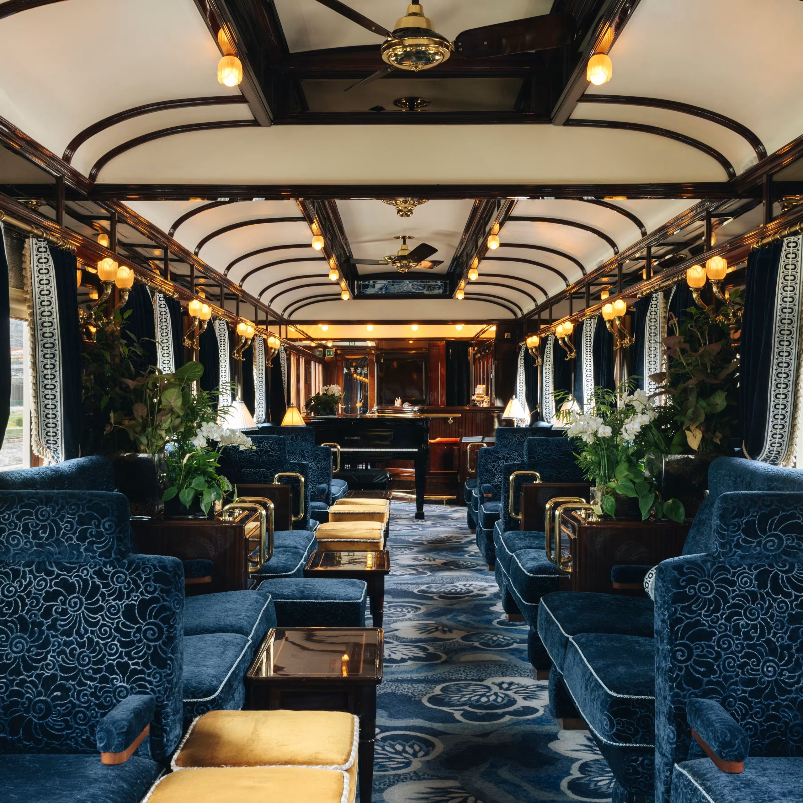 Ambiance nocturne dans le wagon-bar du Venice Simplon-Orient-Express Belmond