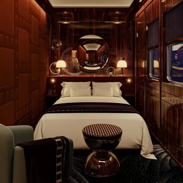 Suite de nuit Orient Express 2027 — lit 140x200, boiseries palissandre, tête de lit brodée