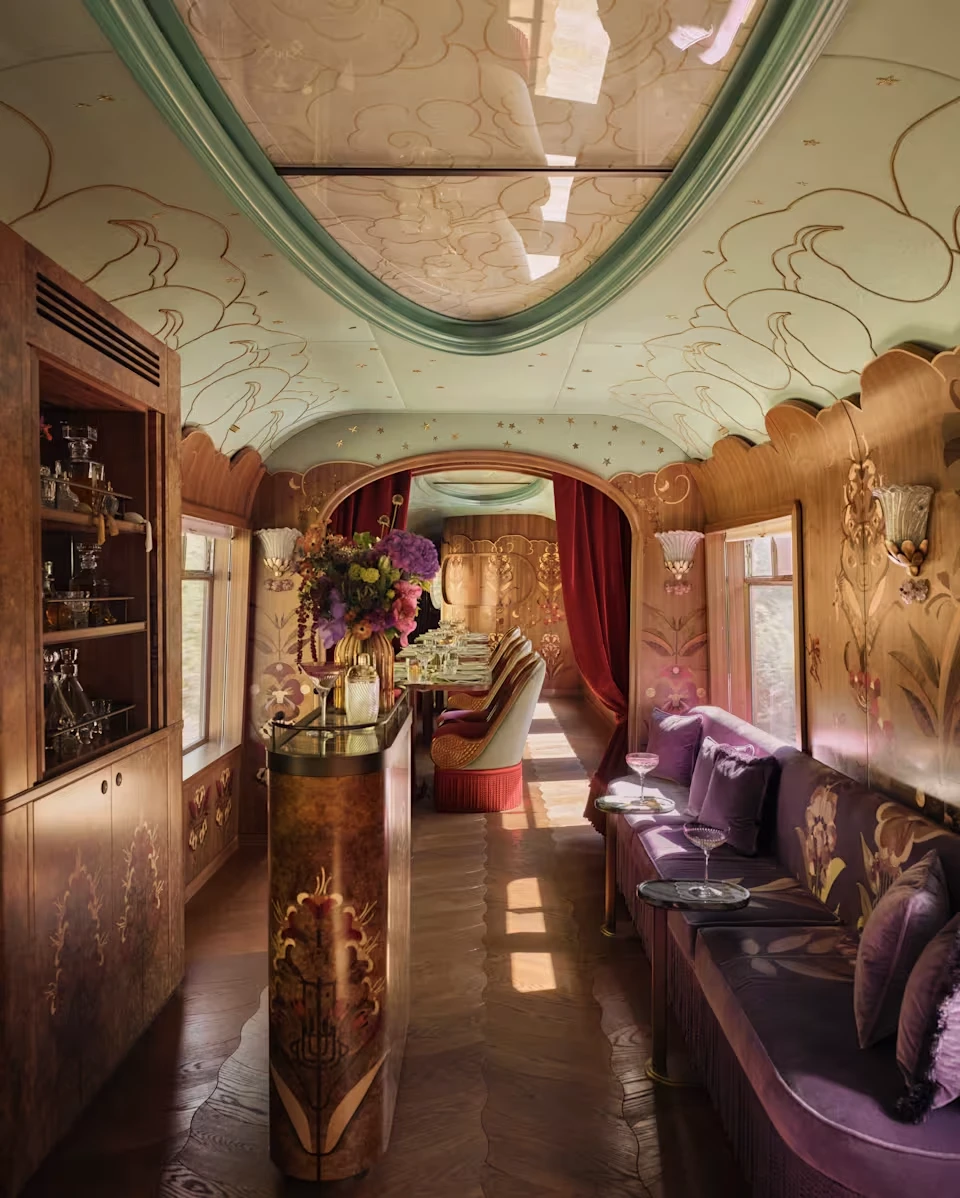 Intérieur luxueux de la voiture Celia du British Pullman Belmond — velours, dorures, décor théâtral