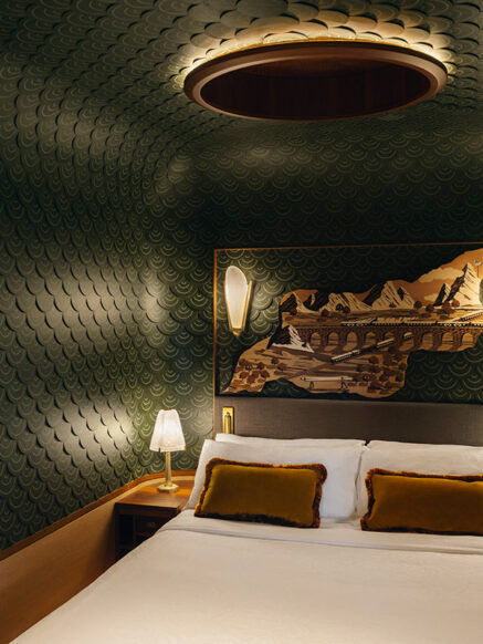 Détail vitrail et motifs oculaires JR — L'Observatoire VSOE Belmond