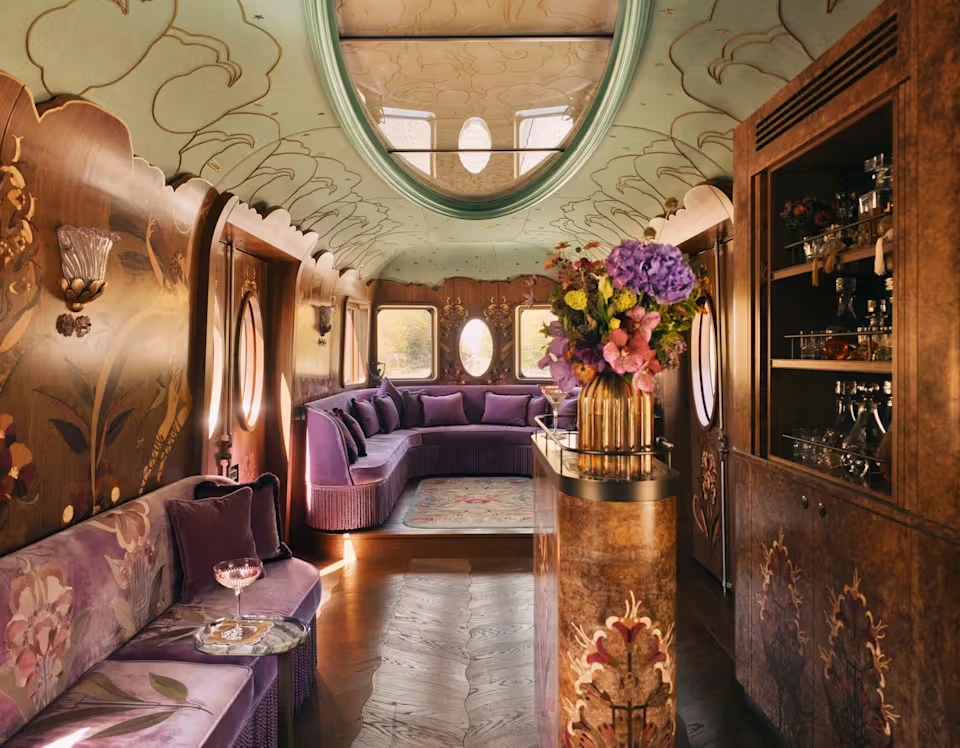 Salon lounge luxueux de la voiture Celia — dîner privé British Pullman