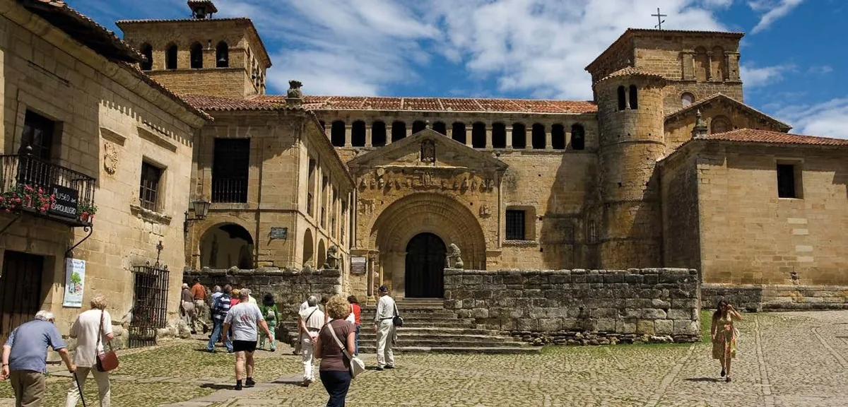 Collégiale médiévale de Santillana del Mar en Cantabrie, étape culturelle du Transcantábrico Gran Lujo