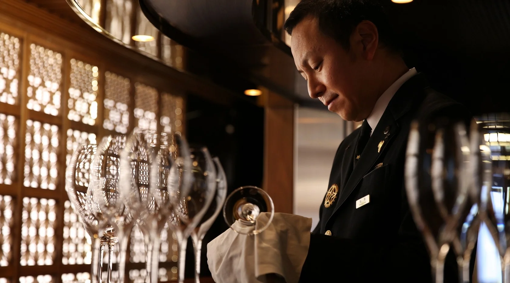 Bar Seven Stars – sommelier et verres en cristal, ambiance luxe raffinée