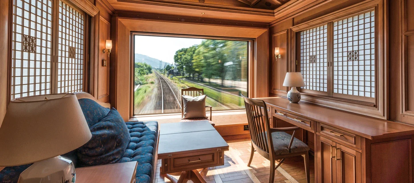 DX Suite Seven Stars – salon avec fenêtre panoramique, vue sur Kyushu