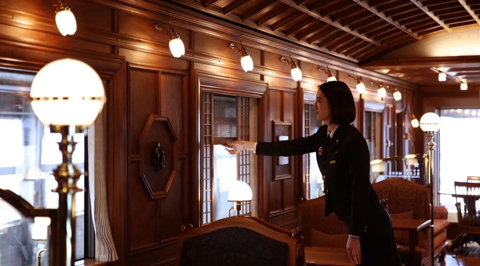 Intérieur corridor suites Seven Stars – boiseries nobles, ambiance raffinée, Japon