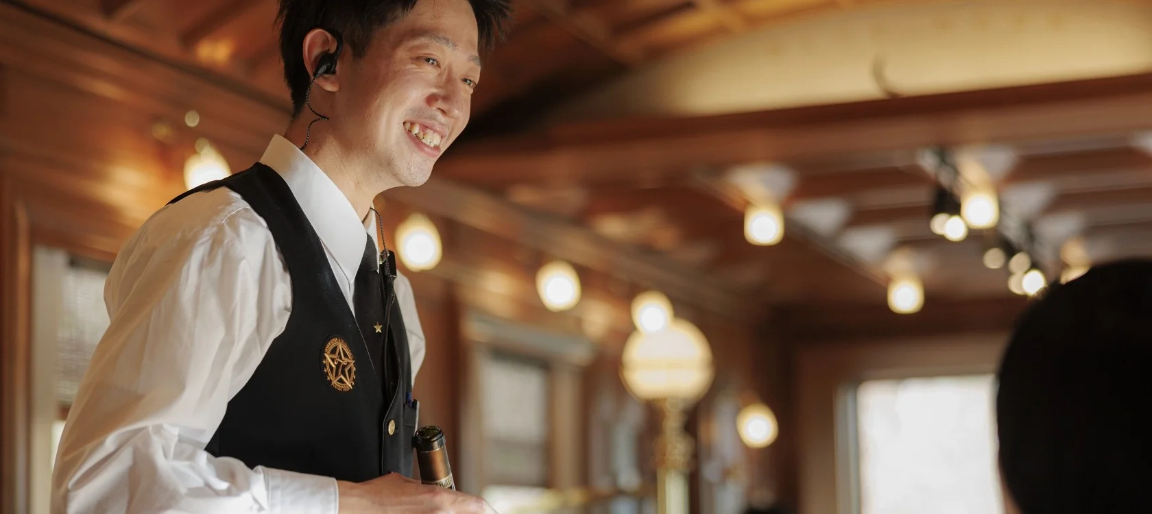 Personnel de service à bord Seven Stars – service attentionné, souriant, Japon