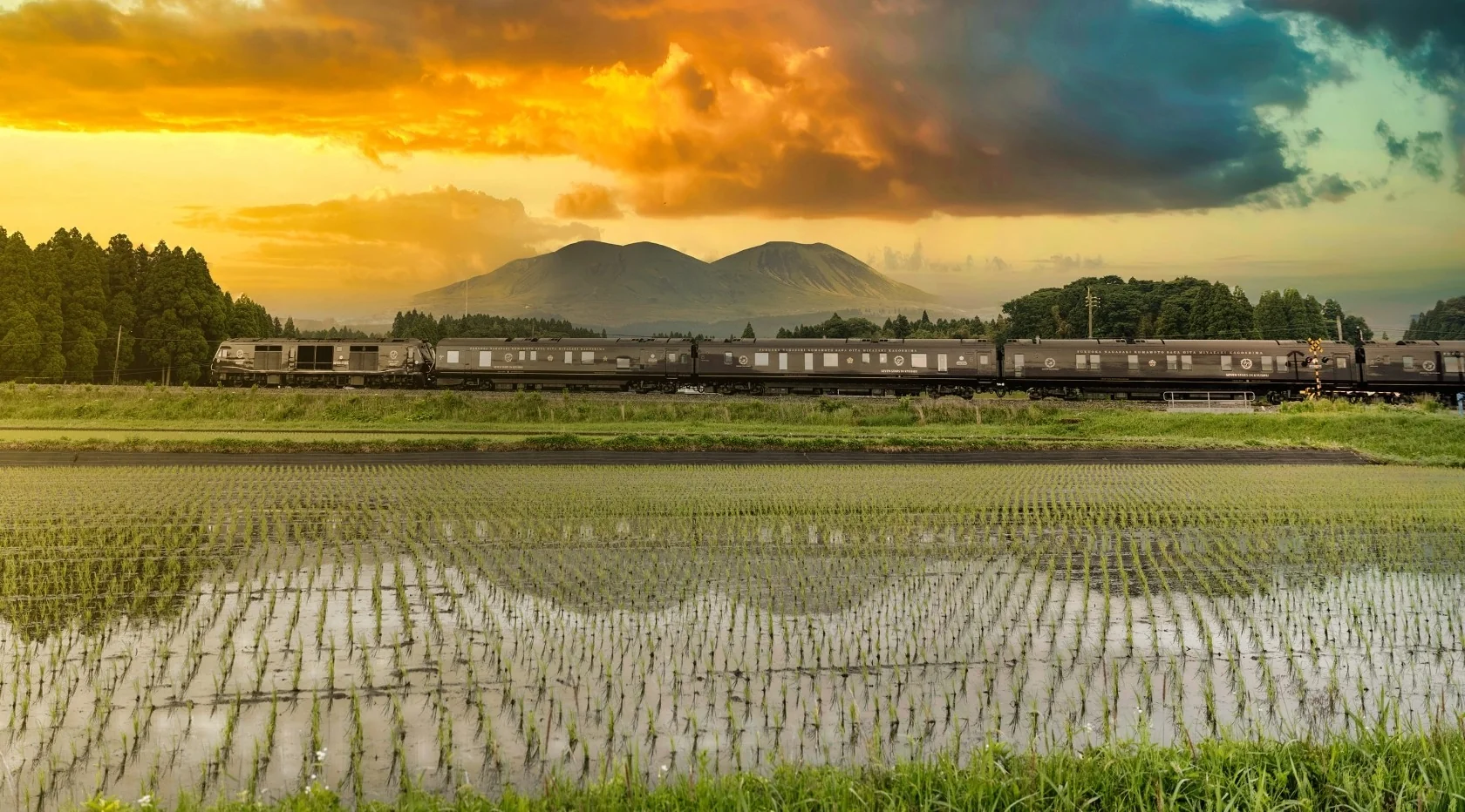 Rizières de Kyushu vues depuis le train Seven Stars – coucher de soleil, Japon